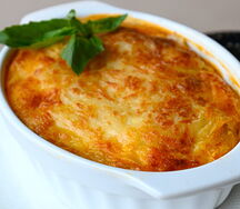 Лазанья с рваным мясом, соусом бешамель и моцареллой