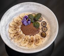 Овсяная каша на банановом молоке с бананом и нутеллой