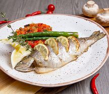 Форель с овощами и спаржей