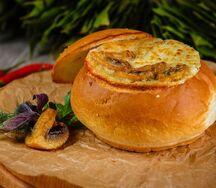 Жульен с курицей и грибами в хлебной корзине