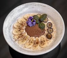 Овсяная каша на банановом молоке с бананом и Нутеллой