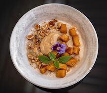 Овсяная каша на миндальном молоке с пряным яблоком и арахисовой пастой