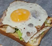 C беконом и яйцом