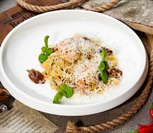 Феттуччине с тигровой креветкой и белыми грибами