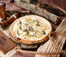 Пицца с грушей, горгонзолой и рукколой