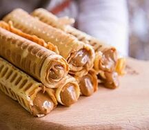 Вафельная трубочка со сгущенкой