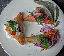 Самса с дальневосточной неркой, томатами и лимонной сметаной