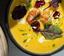 Тыквенный суп с креветками и вялеными томатами