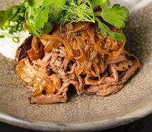 Рваная говядина с печеным картофелем и карамелизированным луком