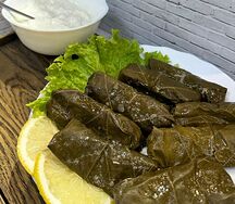 Долма с соусом мацони и чесноком