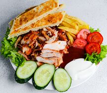 Гирос куриный на тарелке 