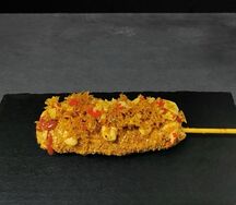 Корн-дог чипсы-сосиска-бекон