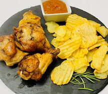 Куриные крылья горячего копчения на ольхе с картофельными чипсами и соусом