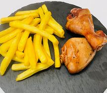 Куриные ножки горячего копчения на груше с соусом и картошкой фри