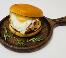 Большой говяжий бургер с яйцом и беконом