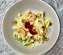 Салат Цезарь с креветками 